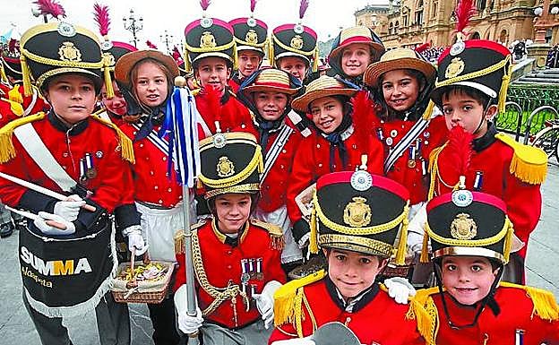 Varios miembros de la compañía Summa Aldapeta