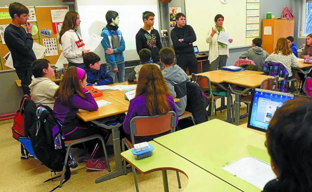 La profesora Edurne Larraza Mendiluce en una de las clases con alumnos del instituto Orixe y de la escuela Samaniego de Tolosa. 