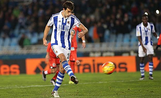 Xabi Prieto lanza un penalti contra el Depor en Anoeta la temporada pasada. Acabó en gol.