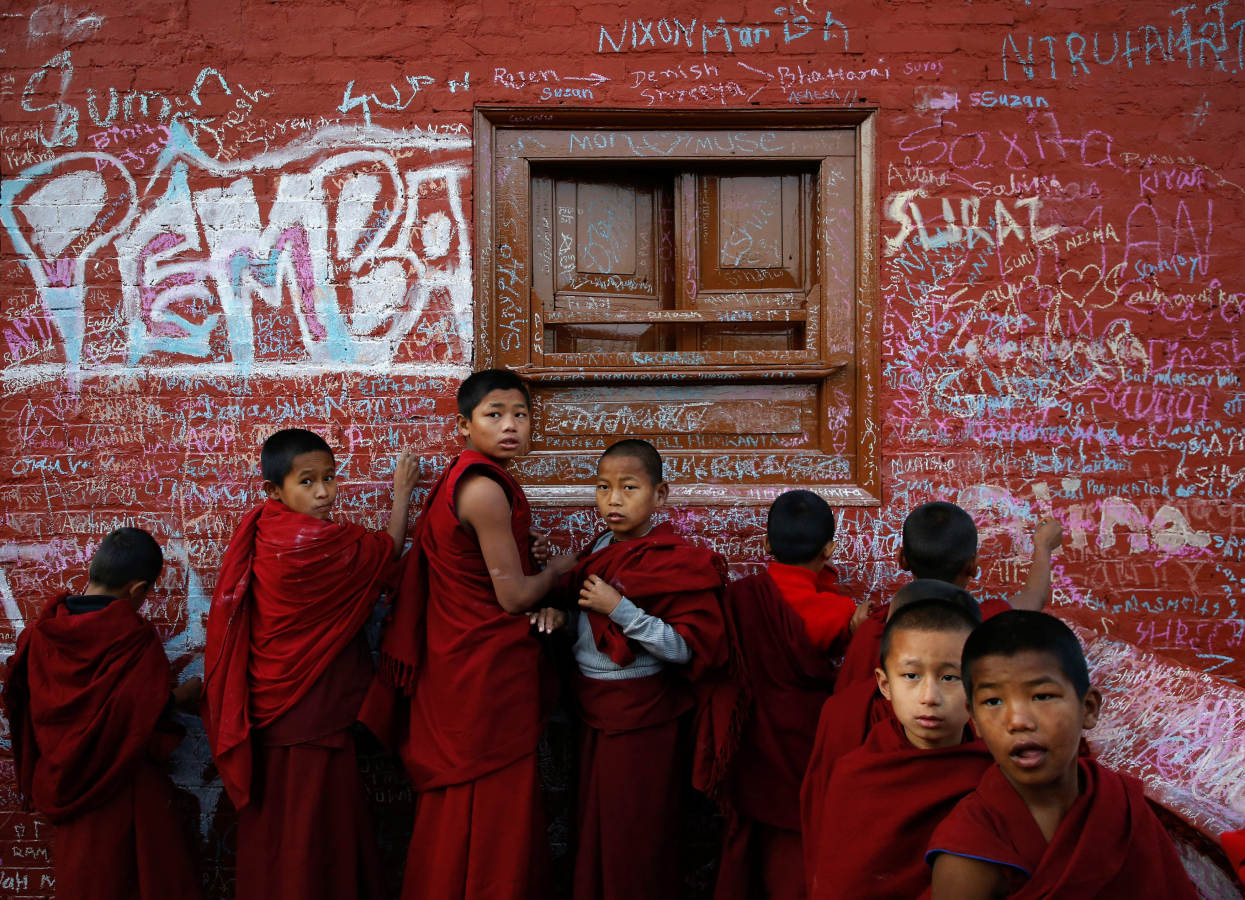 Un niño escribe en la pared de un templo de Saraswati durante el festival Shreepanchami dedicado a la diosa de la educación Saraswati en la creencia de que la diosa ayudará a los devotos a sobresalir en la educación, en Katmandú. 