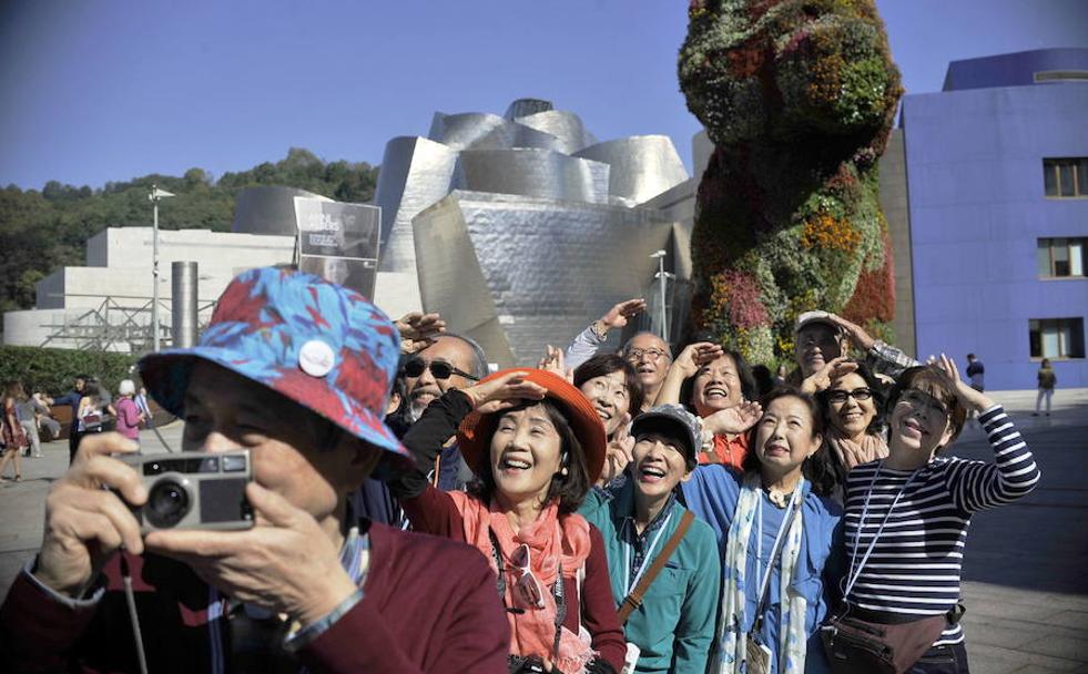 Turistas orientales en la explanada del Guggengheim.