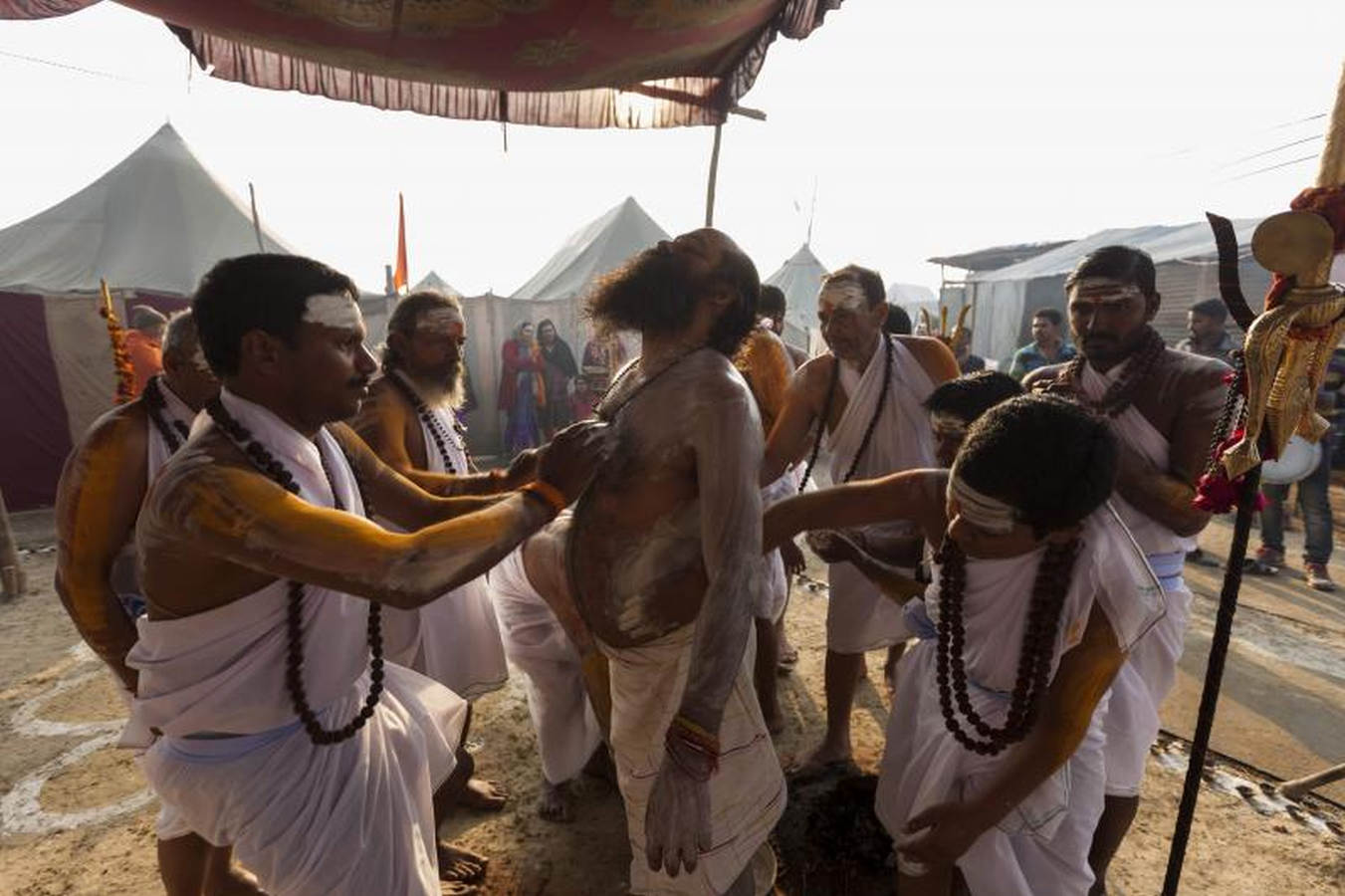 Millones de devotos hindúes se reúnen en el norte de la India para el Magh Mela, uno de los mayores festivales religiosos del mundo que implica baños rituales en las aguas sagradas del río Ganges.