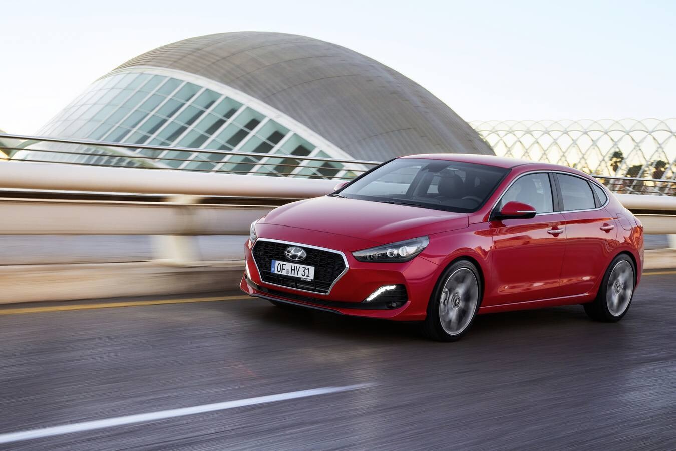 Hyundai añade a la gama i30 la versión Fastback, una versión más larga que se caracteriza por el nuevo diseño de la parte posterior. Se vende con la posibilidad de dos motores de gasolina, a partir de 16.165 euros.