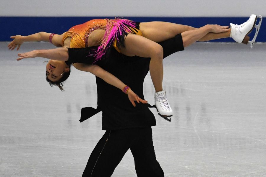 Decenas de patinadores participan en Taipei en el Campeonato de Patinaje Artístico Four Continents donde coinciden varios medallistas olímpicos. 