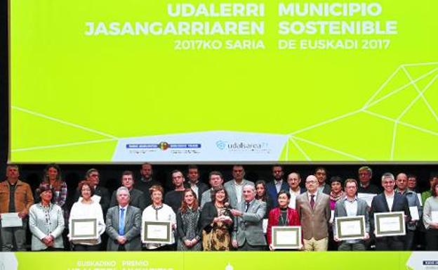 Foto de familia de los galardonados el pasado jueves, en el Palacio de Congresos Europa de Vitoria. 