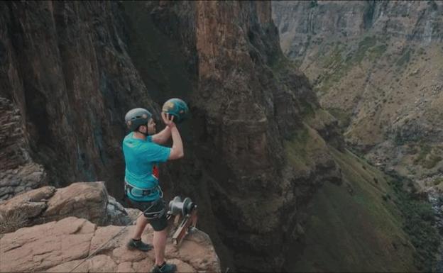 La canasta más alta de la historia: desde una catarata a más de 200 metros de altura