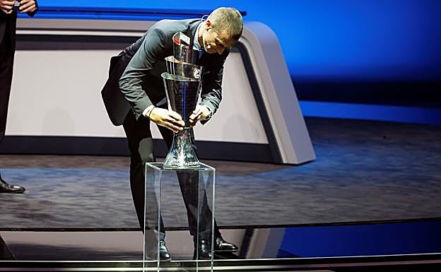 El presidente de la UEFA, Aleksander Ceferin, presenta el trofeo de la Liga de Naciones durante el sorteo del torneo en Lausan