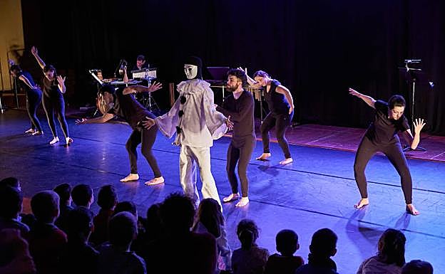 Bailarines durante la presentación de la iniciativa en la sede de la OSE. 