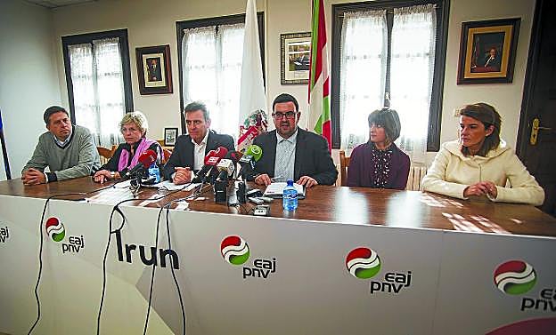 Corchón, Larraza, Iridoy, Ugartemendia, Gomez y Guezuraga, ayer en el Batzoki de Irun. 