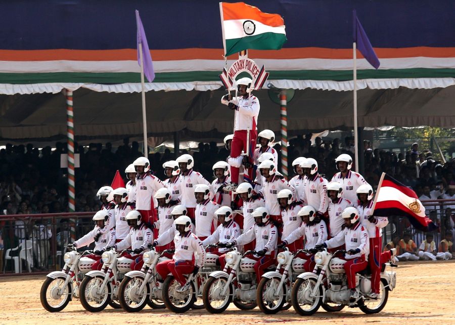 Un gran desfile civil y militar, que ha tenido este año como invitados especiales a los países de la Asociación de Naciones del Sudeste Asiático, conmemora la aprobación de la Constitución en India. 