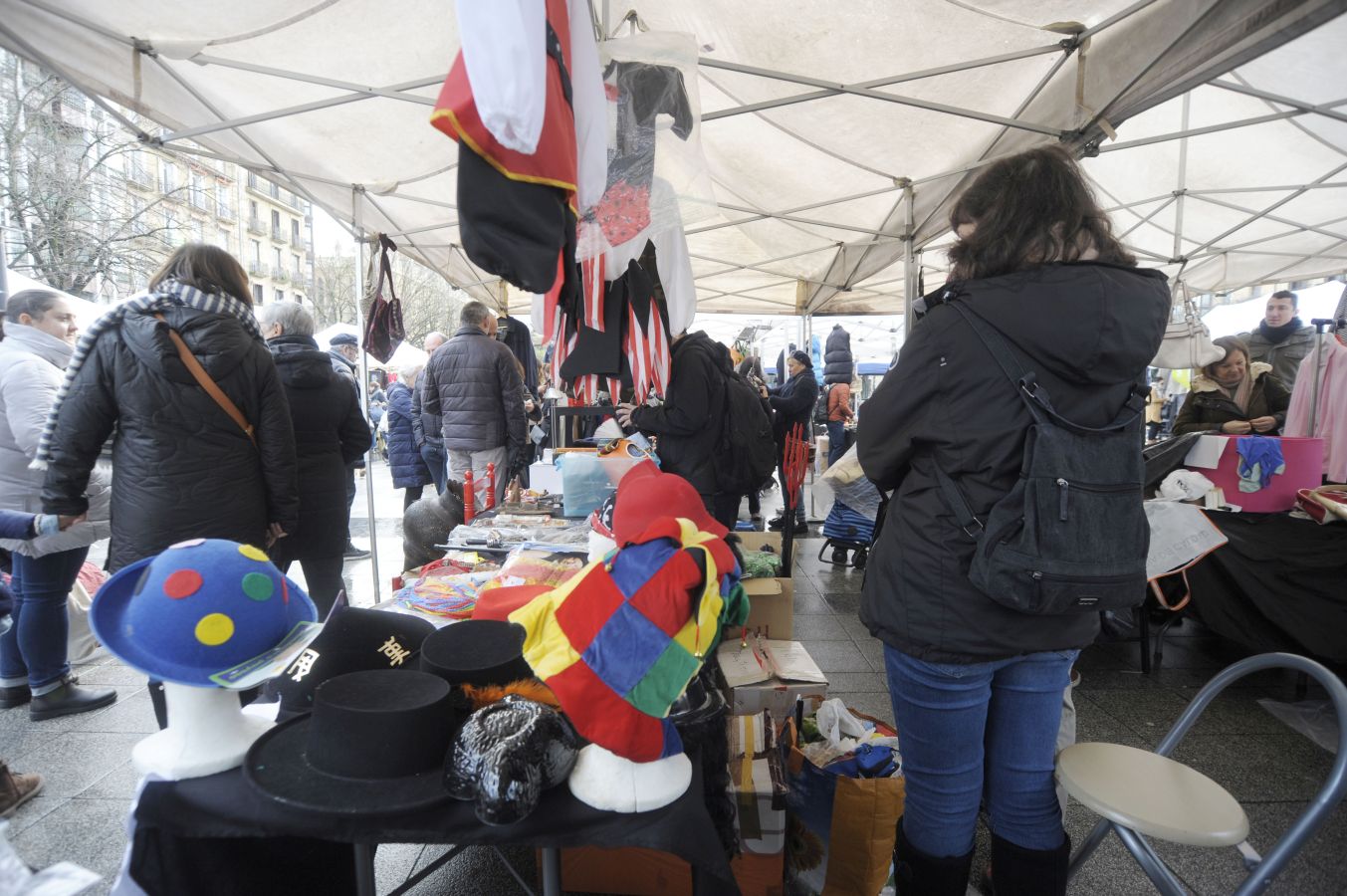 San Sebastián ha acogido este sábado una edición especial de Carnaval del tradicional mercado de segunda mano Donostitruk. 45 puestos ocupados por particulares y una asociación han puesto a disposición de los clientes todo tipo de disfraces y artículos propios de esta fiesta.