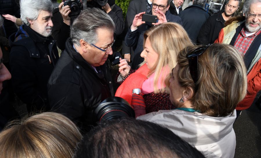 El ministro de Interior ha asistido a la ofrenda floral que ha tenido lugar en el cementerio de San Sebastián. 