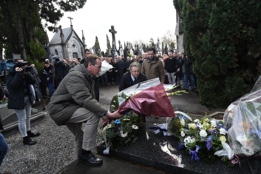 El ministro de Interior ha asistido a la ofrenda floral que ha tenido lugar en el cementerio de San Sebastián. 