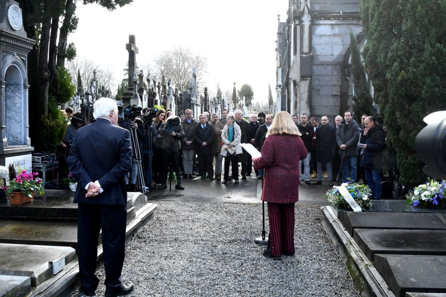 El ministro de Interior ha asistido a la ofrenda floral que ha tenido lugar en el cementerio de San Sebastián. 