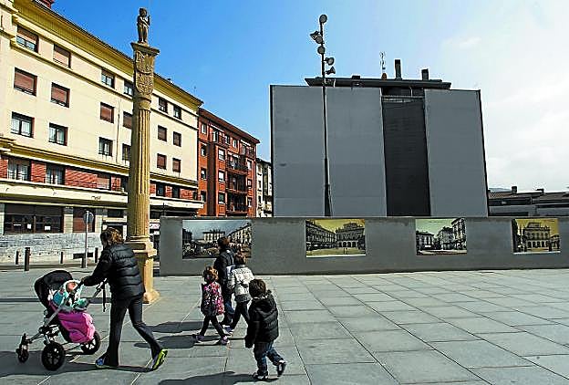 El edificio se construirá en el solar detrás del muro donde están colocadas las fotografías. 