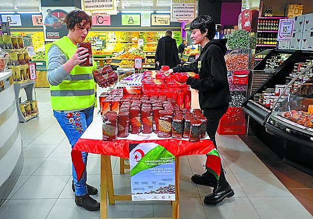 Solidarias. Dos voluntarias colocan los alimentos de la campaña en el Super Amara de Irun. 