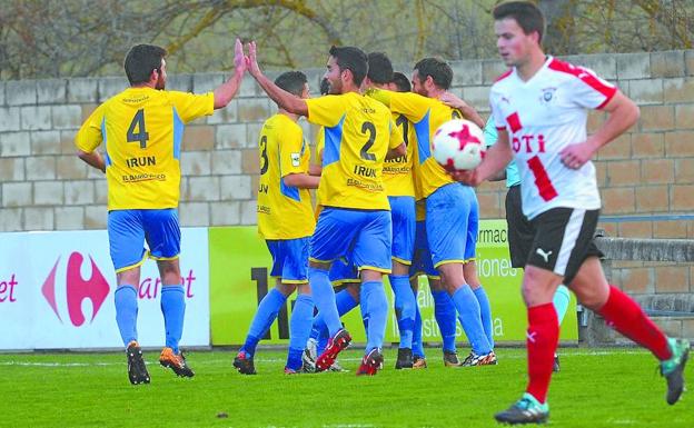 Los jugadores del Real Unión celebran el tanto conseguido de penalti por Galán en el campo de Olaranbe. 