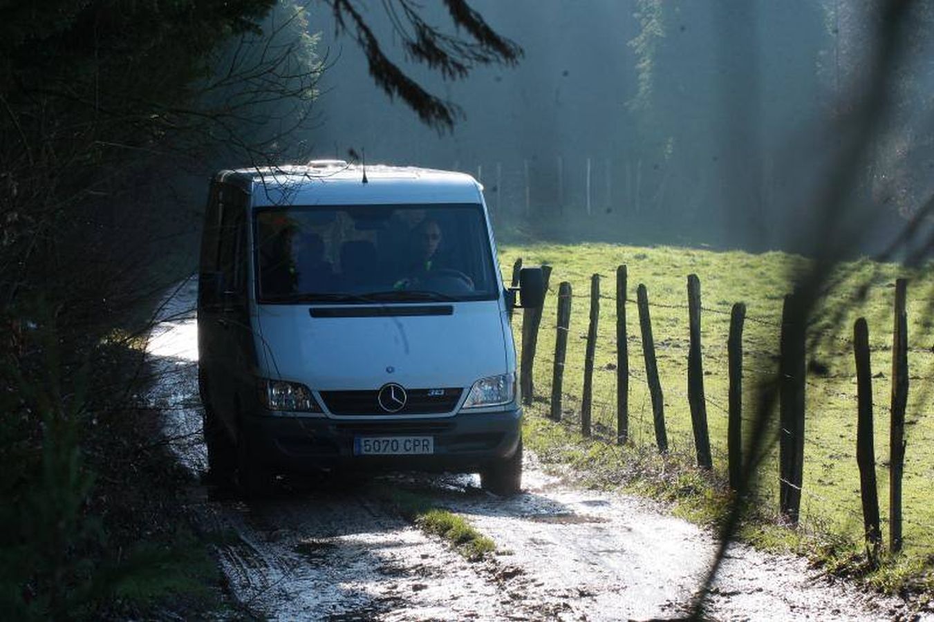 Un grupo de voluntarios formado por amigos y familiares de Jon Bárcena, el joven desaparecido en el Gorbea el pasado 30 de diciembre, ha hallado el cuerpo del montañero vizcaíno en el entorno del pantano de Urrunaga, en el término municipal de Legutio (Álava).