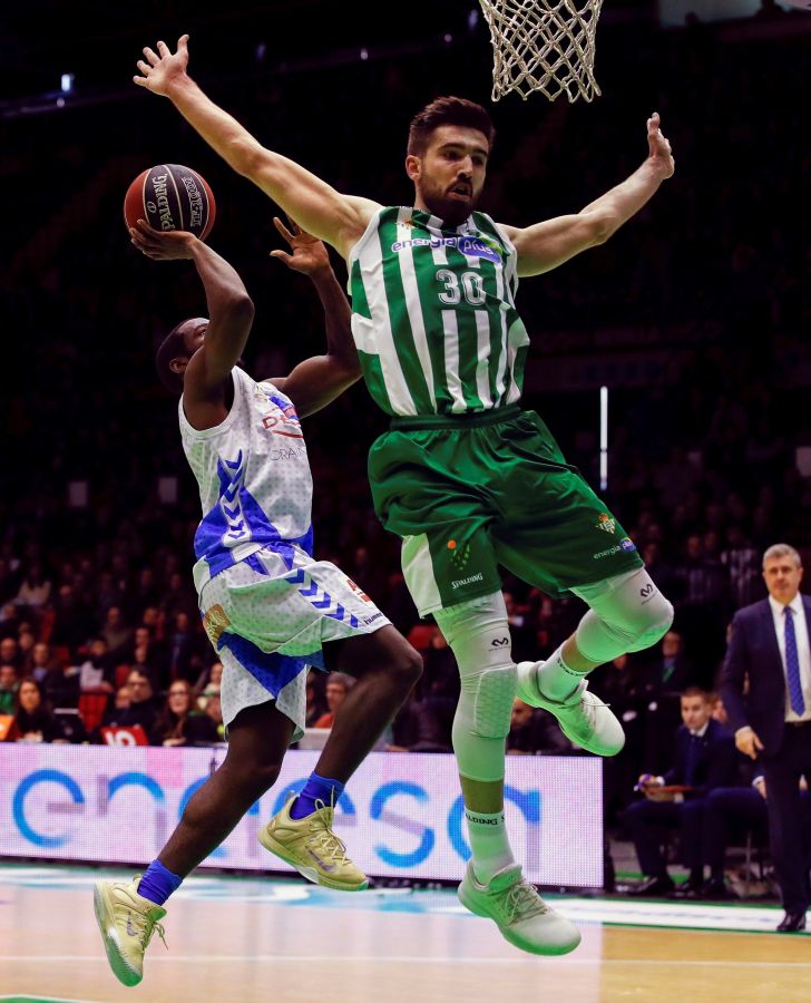 El Delteco Gipuzkoa Basket ha logrado ante el Betis en Sevilla una importante victoria que le acerca al objetivo de la permanencia.