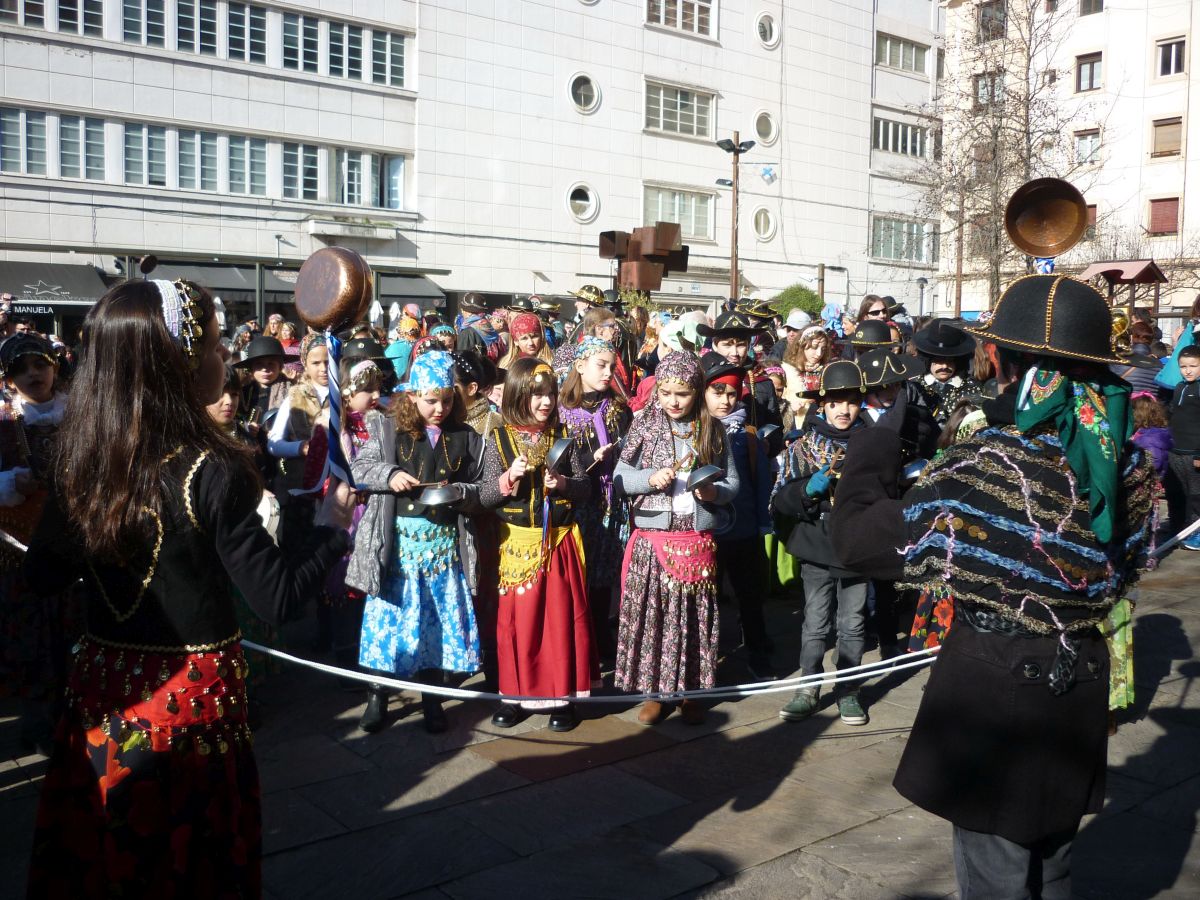 El distrito pasaitarra se anticipa a otras localidades y da ya la bienvenida a los pregoneros de los Carnavales. Este año, a plena luz del día