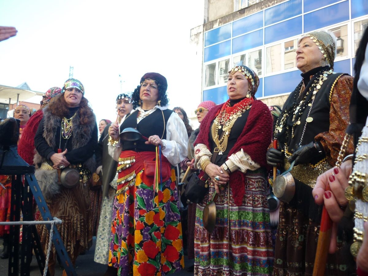 El distrito pasaitarra se anticipa a otras localidades y da ya la bienvenida a los pregoneros de los Carnavales. Este año, a plena luz del día