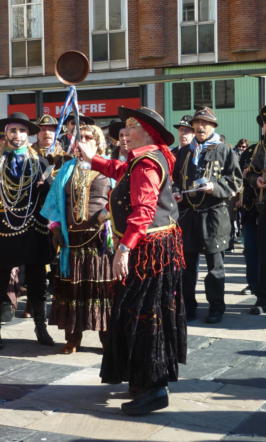 El distrito pasaitarra se anticipa a otras localidades y da ya la bienvenida a los pregoneros de los Carnavales. Este año, a plena luz del día