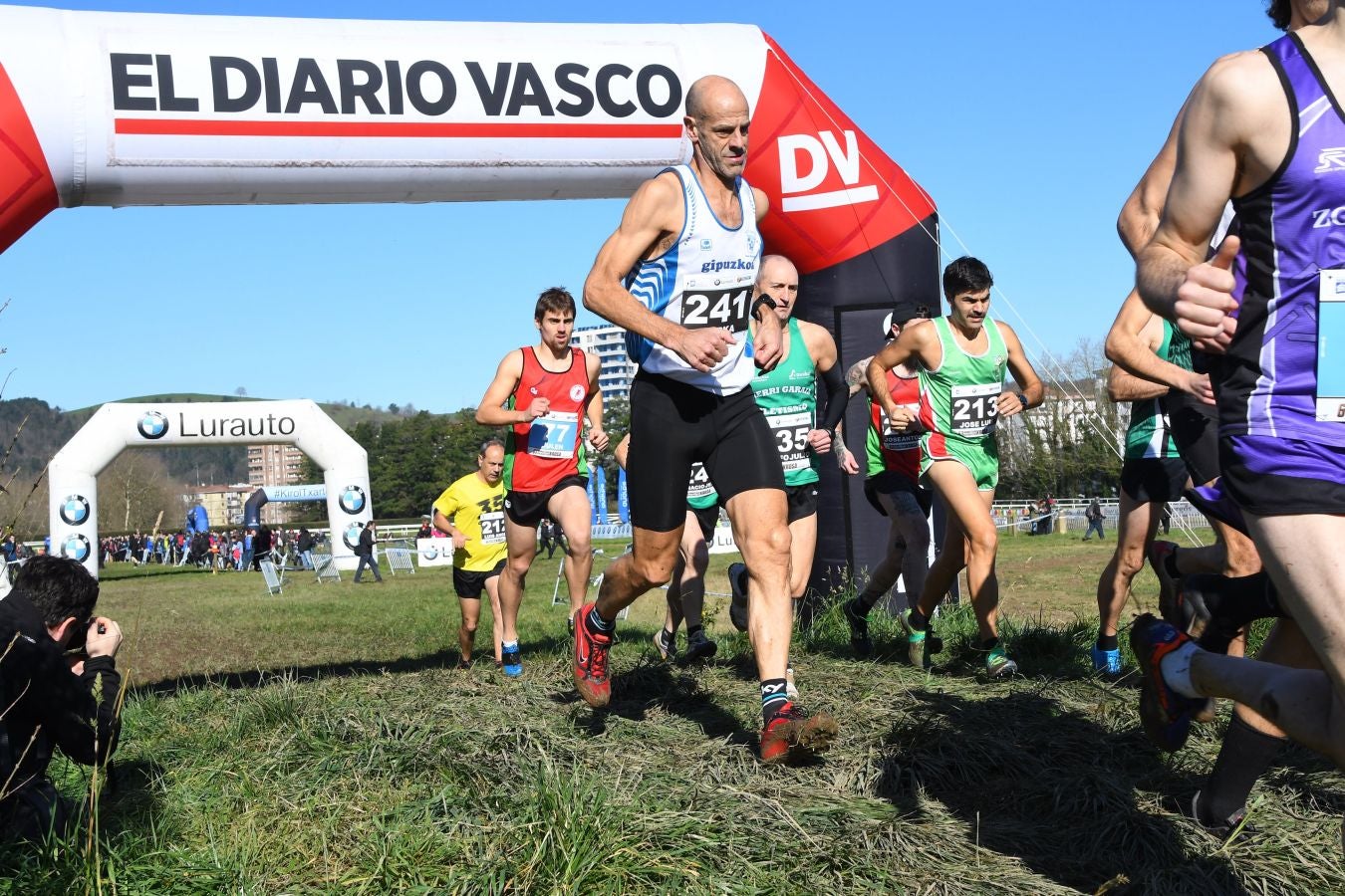 El bahrení de origen etíope Aweke Ayalew y la keniana Daisy Jepkemei se han impuesto en la 63 edición del cross de San Sebastián, disputado en el Hipódromo en un circuito lleno de barro que ha favorecido el espectáculo.
