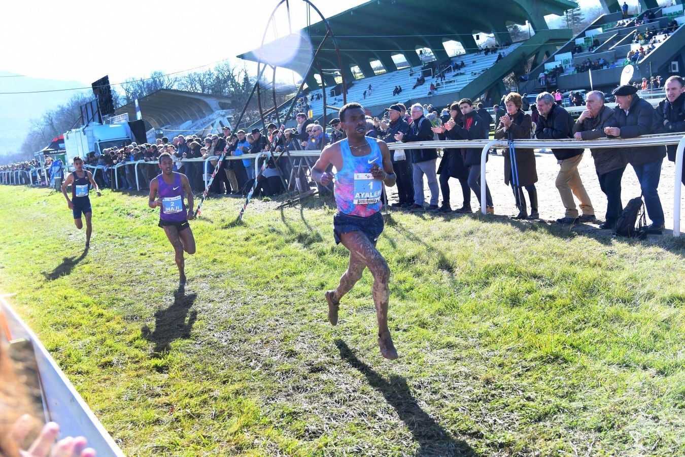 El bahrení de origen etíope Aweke Ayalew y la keniana Daisy Jepkemei se han impuesto en la 63 edición del cross de San Sebastián, disputado en el Hipódromo en un circuito lleno de barro que ha favorecido el espectáculo.