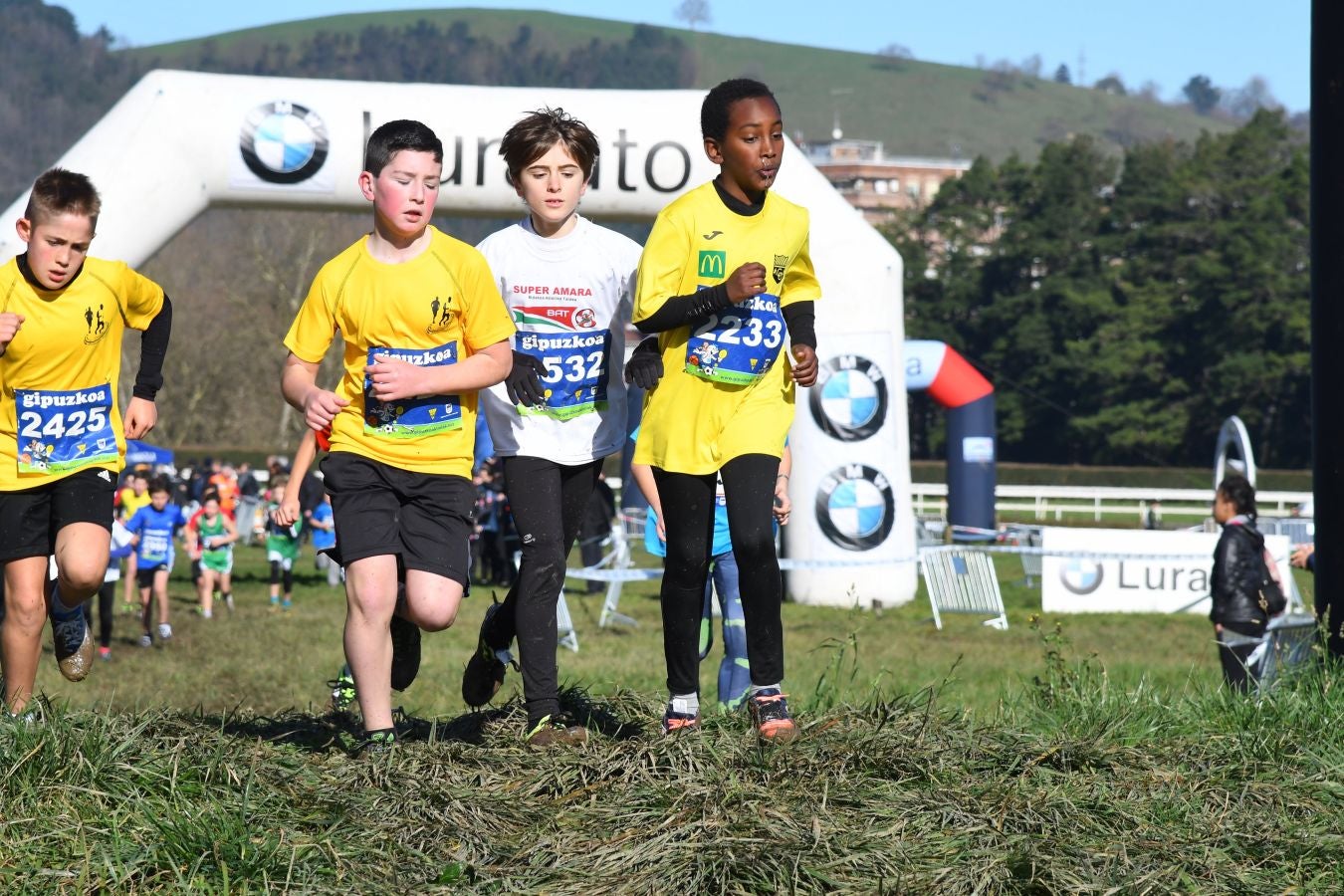El bahrení de origen etíope Aweke Ayalew y la keniana Daisy Jepkemei se han impuesto en la 63 edición del cross de San Sebastián, disputado en el Hipódromo en un circuito lleno de barro que ha favorecido el espectáculo.