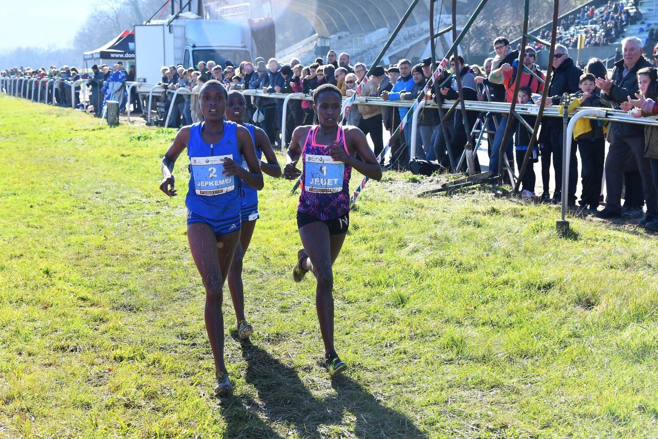 El bahrení de origen etíope Aweke Ayalew y la keniana Daisy Jepkemei se han impuesto en la 63 edición del cross de San Sebastián, disputado en el Hipódromo en un circuito lleno de barro que ha favorecido el espectáculo.