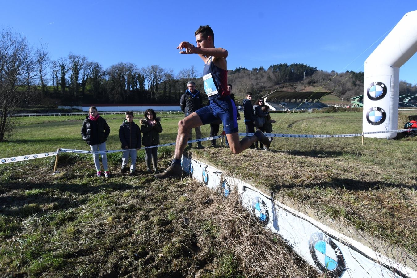 El bahrení de origen etíope Aweke Ayalew y la keniana Daisy Jepkemei se han impuesto en la 63 edición del cross de San Sebastián, disputado en el Hipódromo en un circuito lleno de barro que ha favorecido el espectáculo.