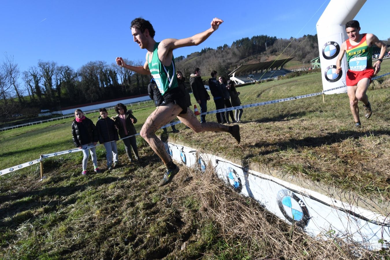 El bahrení de origen etíope Aweke Ayalew y la keniana Daisy Jepkemei se han impuesto en la 63 edición del cross de San Sebastián, disputado en el Hipódromo en un circuito lleno de barro que ha favorecido el espectáculo.