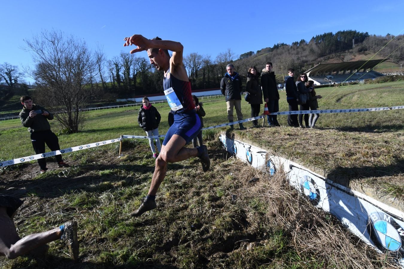 El bahrení de origen etíope Aweke Ayalew y la keniana Daisy Jepkemei se han impuesto en la 63 edición del cross de San Sebastián, disputado en el Hipódromo en un circuito lleno de barro que ha favorecido el espectáculo.