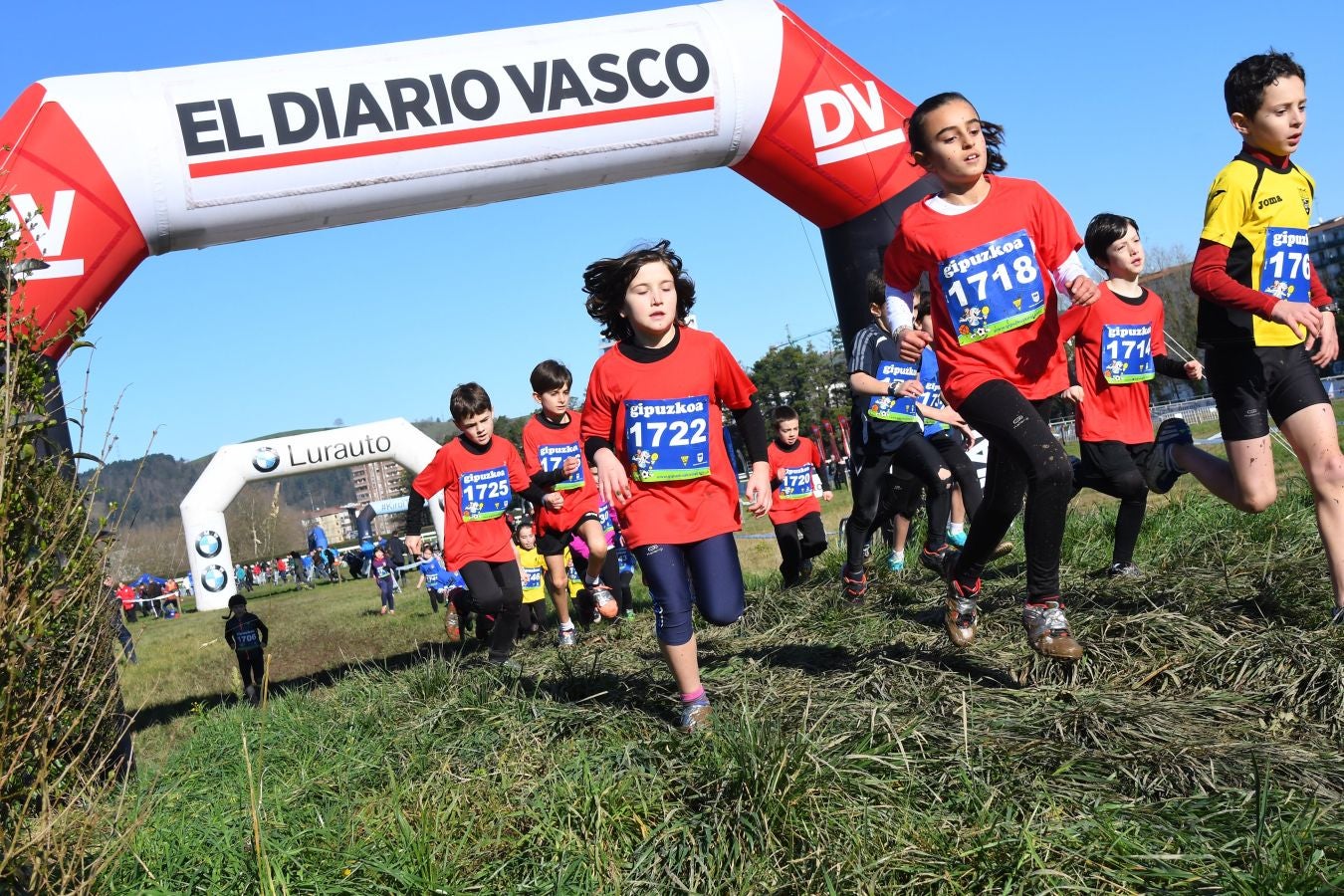 El bahrení de origen etíope Aweke Ayalew y la keniana Daisy Jepkemei se han impuesto en la 63 edición del cross de San Sebastián, disputado en el Hipódromo en un circuito lleno de barro que ha favorecido el espectáculo.