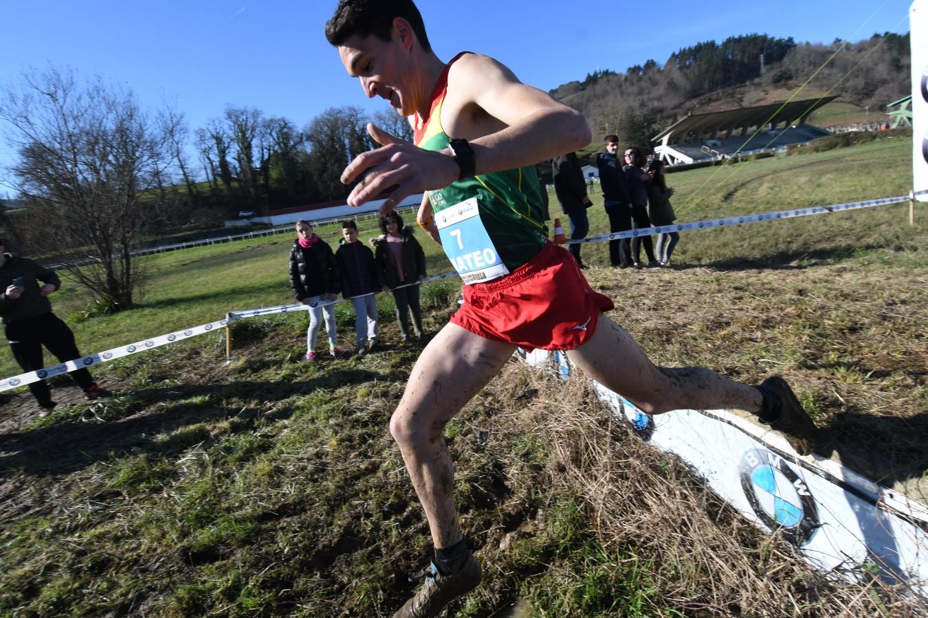 El bahrení de origen etíope Aweke Ayalew y la keniana Daisy Jepkemei se han impuesto en la 63 edición del cross de San Sebastián, disputado en el Hipódromo en un circuito lleno de barro que ha favorecido el espectáculo.