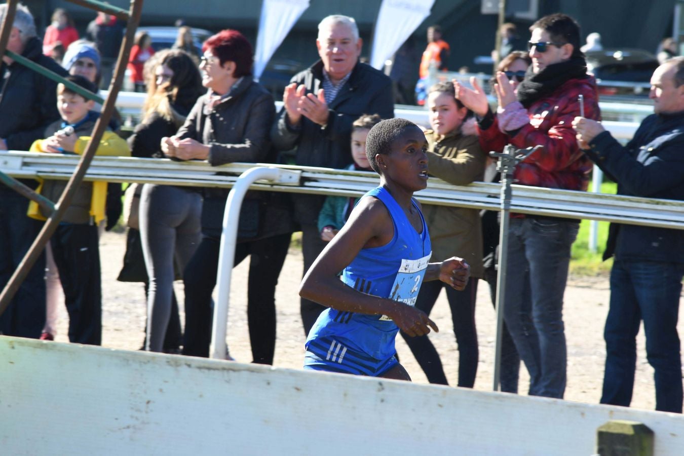 El bahrení de origen etíope Aweke Ayalew y la keniana Daisy Jepkemei se han impuesto en la 63 edición del cross de San Sebastián, disputado en el Hipódromo en un circuito lleno de barro que ha favorecido el espectáculo.