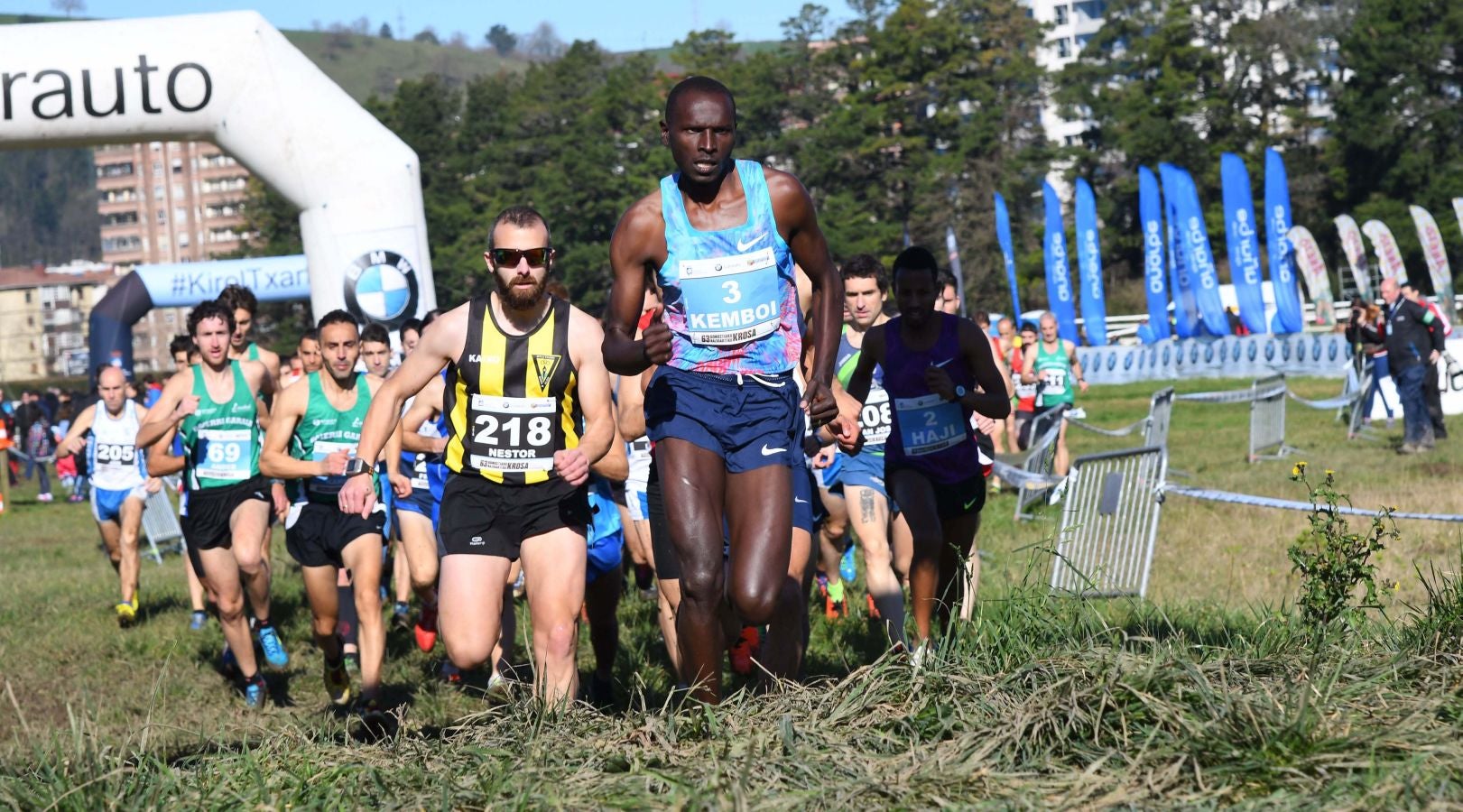 El bahrení de origen etíope Aweke Ayalew y la keniana Daisy Jepkemei se han impuesto en la 63 edición del cross de San Sebastián, disputado en el Hipódromo en un circuito lleno de barro que ha favorecido el espectáculo.