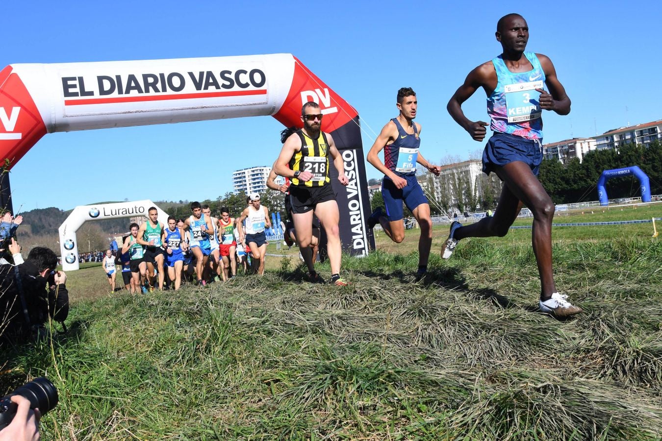 El bahrení de origen etíope Aweke Ayalew y la keniana Daisy Jepkemei se han impuesto en la 63 edición del cross de San Sebastián, disputado en el Hipódromo en un circuito lleno de barro que ha favorecido el espectáculo.
