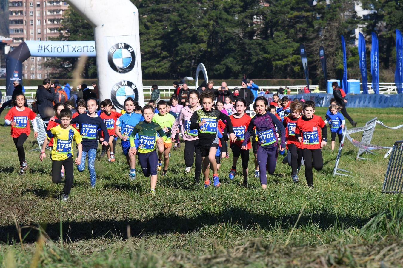 El bahrení de origen etíope Aweke Ayalew y la keniana Daisy Jepkemei se han impuesto en la 63 edición del cross de San Sebastián, disputado en el Hipódromo en un circuito lleno de barro que ha favorecido el espectáculo.