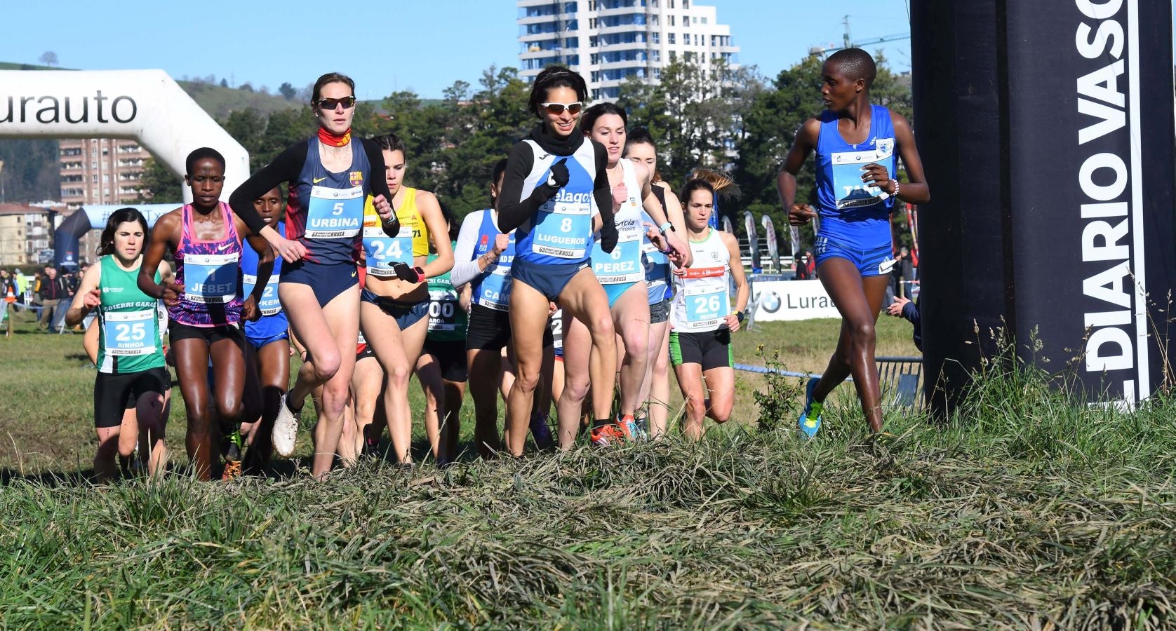 El bahrení de origen etíope Aweke Ayalew y la keniana Daisy Jepkemei se han impuesto en la 63 edición del cross de San Sebastián, disputado en el Hipódromo en un circuito lleno de barro que ha favorecido el espectáculo.