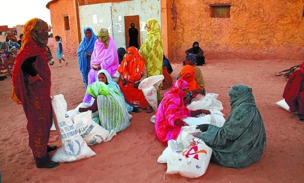 Reparto de las aportaciones en un campamento de refugiados saharauis. 
