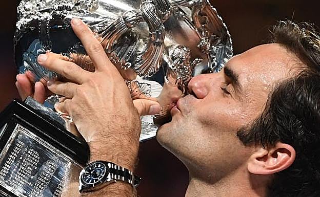 Roger Federer besa el trofeo de campeón del Open Australia.