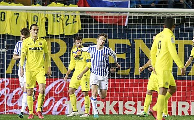 Llorente recoge el balón y corre hacia el centro del campo tras marcar el primer gol de la Real. 