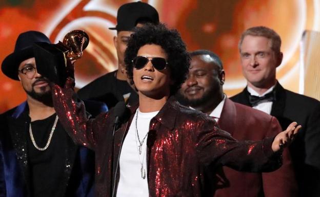 Bruno Mars, recibiendo uno de los premios.