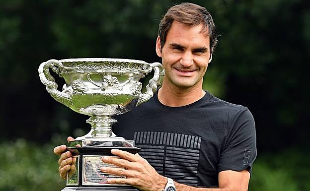 Roger Federer posa sonriente con la copa conquistada en el Open de Australia. 