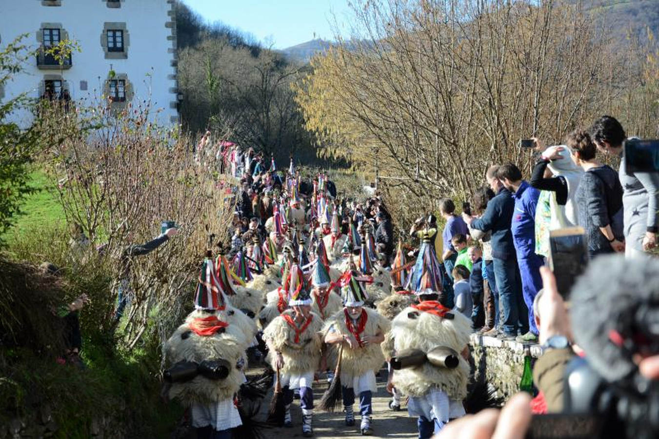 Los 'Joaldunak' de Zubieta han desfilado hasta Ituren para ahuyentar todos los males. Mañana serán los de Ituren los que les devuelven la visita