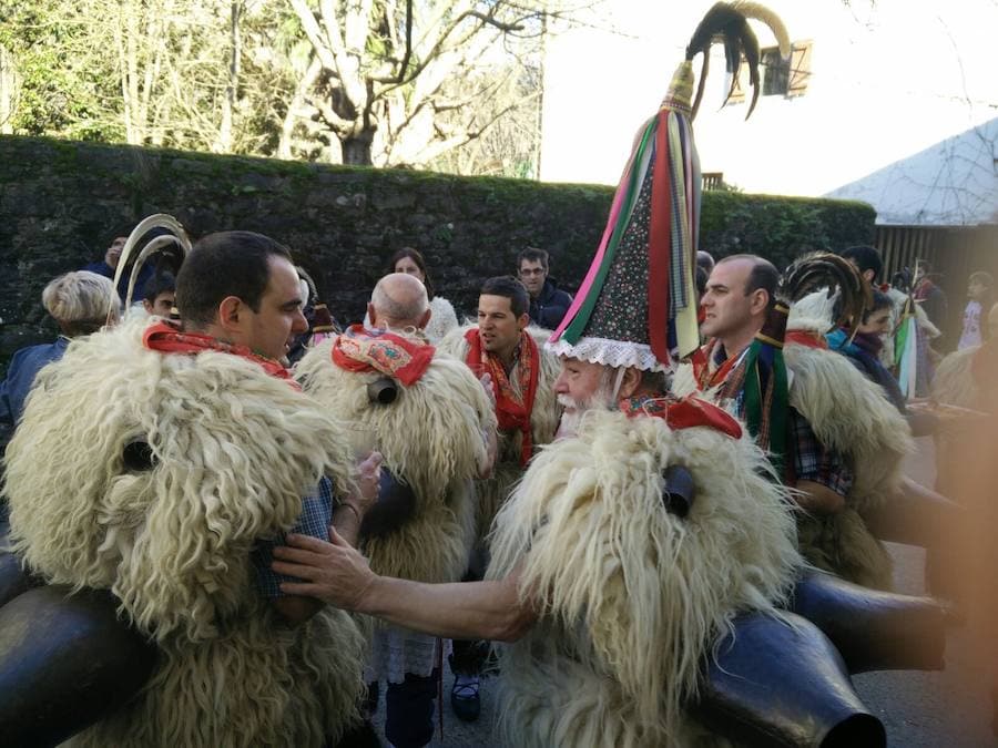 Los 'Joaldunak' de Zubieta han desfilado hasta Ituren para ahuyentar todos los males. Mañana serán los de Ituren los que les devuelven la visita