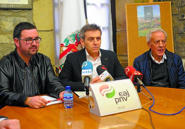 Lander Ugartemendia, Xabier Iridoy y Xabier Txapartegi, en la rueda de prensa de ayer. 