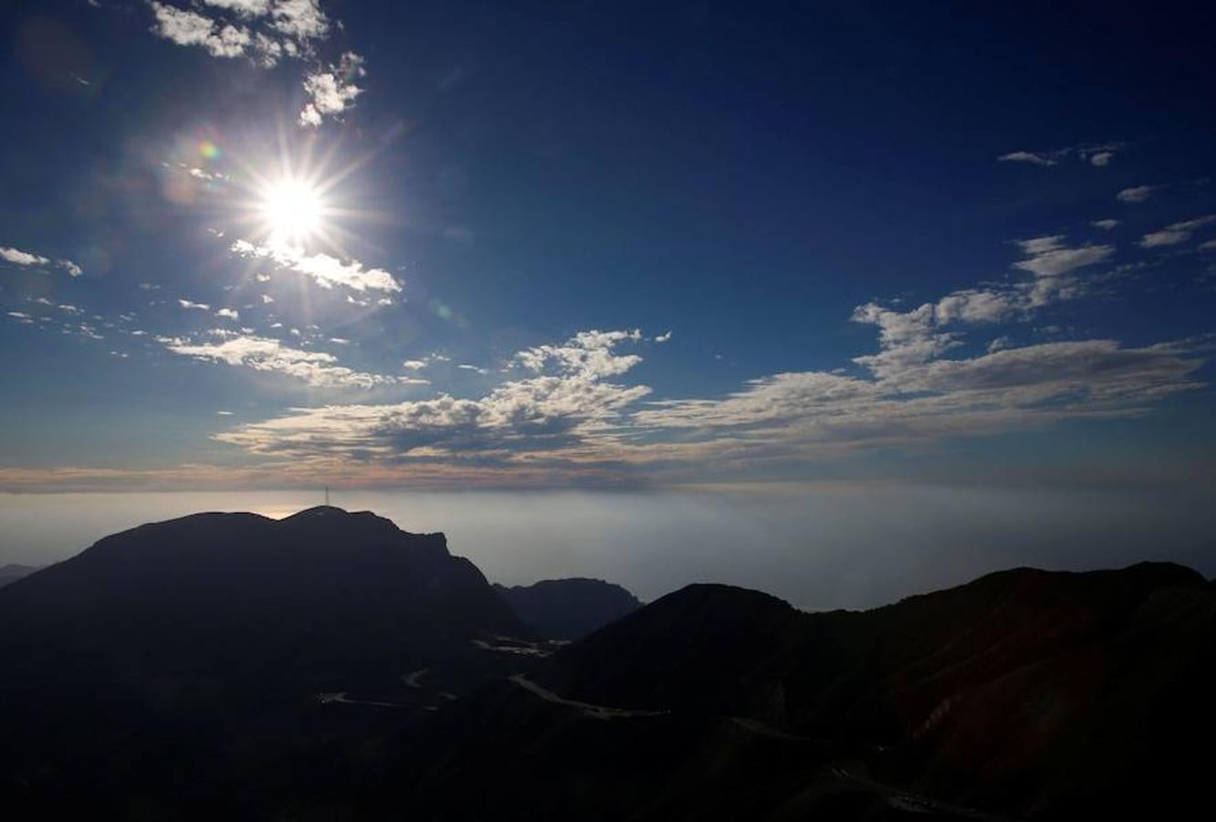 Este diciembre los Emiratos Árabes Unidos han inaugurado la tirolina más grande de la Tierra, y ya han sido muchos los que la han probado. Esta atracción se ubica en la montaña Jais, el pico más alto de Emiratos, con 1.934 metros. La tirolina es parte de la primera fase de la construcción de un parque de ocio que contará con atracciones únicas en el mundo.