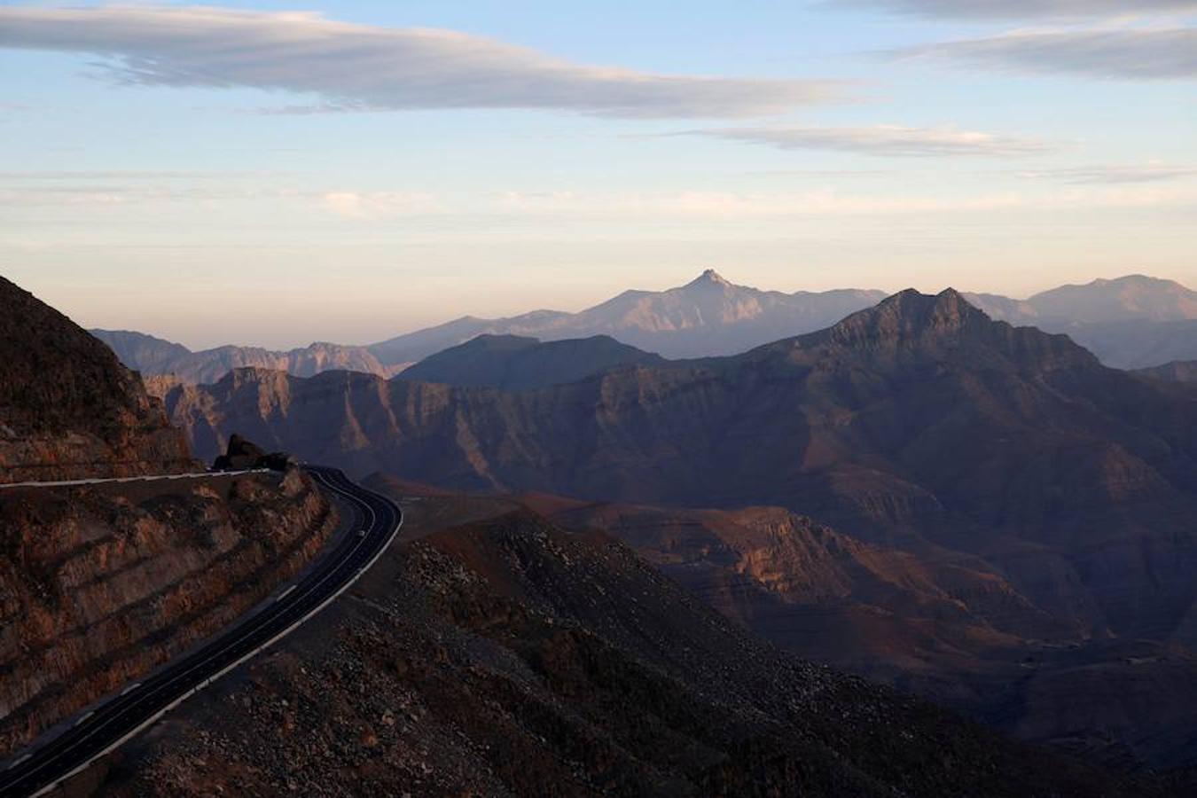 Este diciembre los Emiratos Árabes Unidos han inaugurado la tirolina más grande de la Tierra, y ya han sido muchos los que la han probado. Esta atracción se ubica en la montaña Jais, el pico más alto de Emiratos, con 1.934 metros. La tirolina es parte de la primera fase de la construcción de un parque de ocio que contará con atracciones únicas en el mundo.